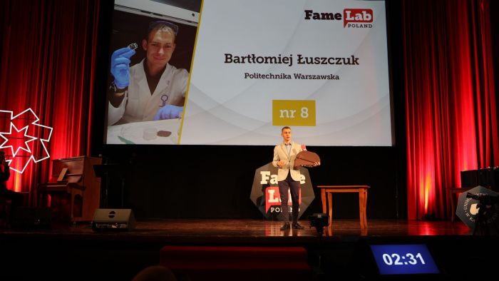 Bartłomiej Łuszczuk podczas finału FameLab 2025, fot. FameLab Poland