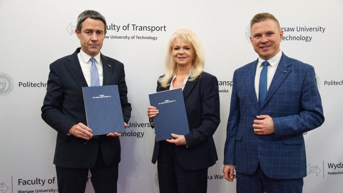 Na zdjęciu Piotr Wyborski, prof. dr hab. inż. Marianna Jacyna, dr inż. Maciej Kaczorek