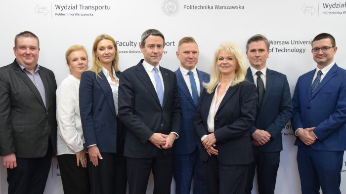 Na zdjęciu dr hab. inż. Piotr Gołębiowski, prof. uczelni, Małgorzata Aleksandrow, Magdalena Jończyk, Piotr Wyborski, dr inż. Maciej Kaczorek, prof. dr hab. inż. Marianna Jacyna, prof. dr hab. inż. Konrad Lewczuk, dr hab. inż. Emilian Szczepański, prof. uczelni