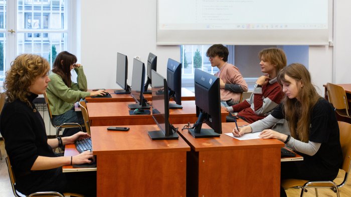 Na zdjęciu studenci geoinformatyki przy komputerach