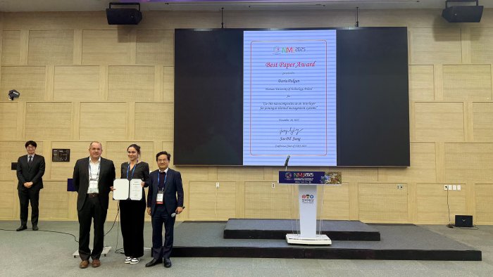 Na zdjęciu mgr inż. Daria Pałgan odbiera Best Paper Award podczas szóstej Międzynarodowej Konferencji Nano-Joining & Micro-Joining