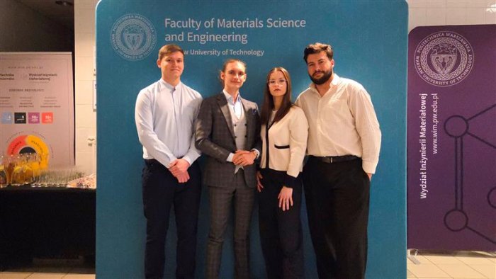 Czteroosobowa drużyna Drużyna KN Biomaterials biorąca udział w finale Read Write Grow European Synthetic Biology Hackathon