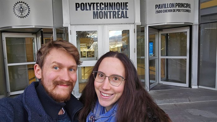 Na zdjęciu Krzysztof Popielski i Katarzyna Matys-Popielska stoją przed budynkiem Politechniki w Montrealu