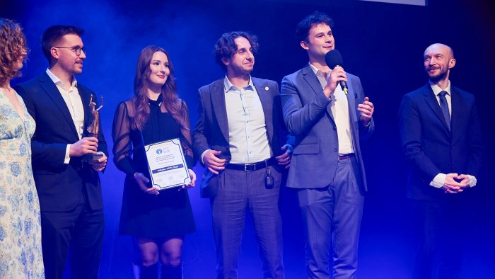 Na zdjęciu reprezentanci Koła naukowego Drones Renewables oraz Power Electronics and Plasma Applications Research Group 