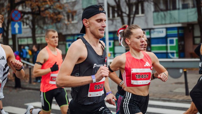 Na zdjęciu Elżbieta Glinka na trasie 35. Biegu Niepodległości w Warszawie