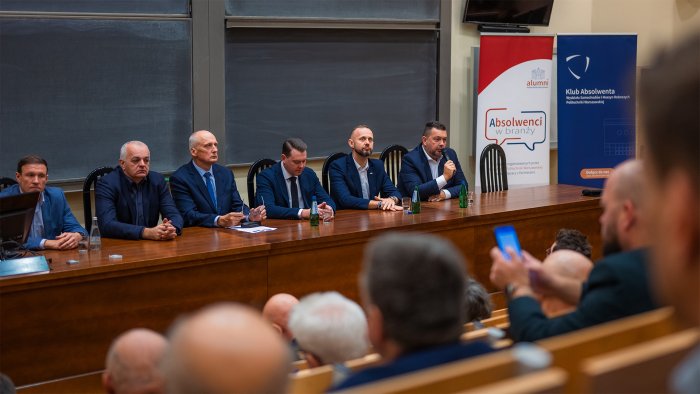 Na zdjęciu paneliści spotkania z cyklu „Absolwenci w branży” na Wydziale Samochodów i Maszyn Roboczych