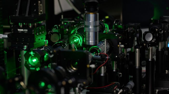 Na zdjęciu specjalistyczny sprzęt w jednym z laboratoriów na Wydziale Fizyki PW