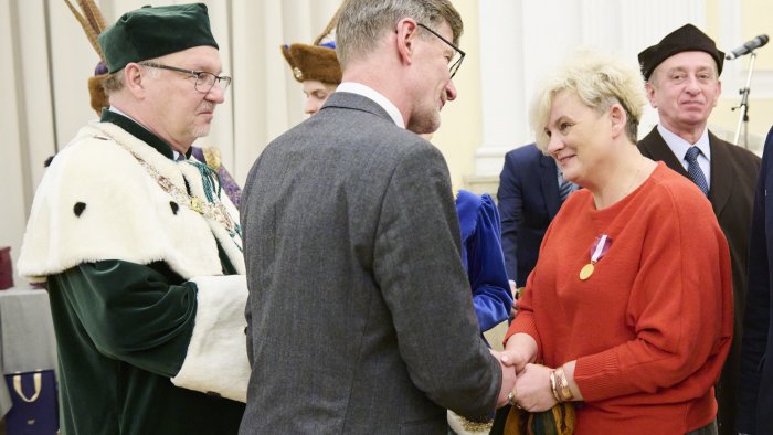 Zdjęcie przedstawia wręczenie odznaczeń państwowych i odznak zasłużonych dla Politechniki Warszawskiej 