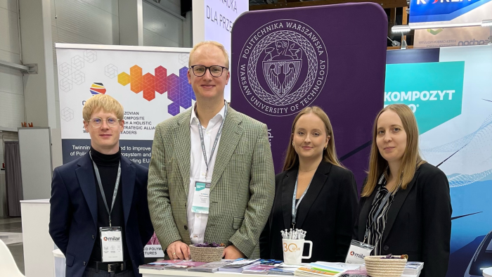 Na zdjęciu czworo naukowców z PW stoi przy stanowisku podczas KOMPOZYT EXPO 2024