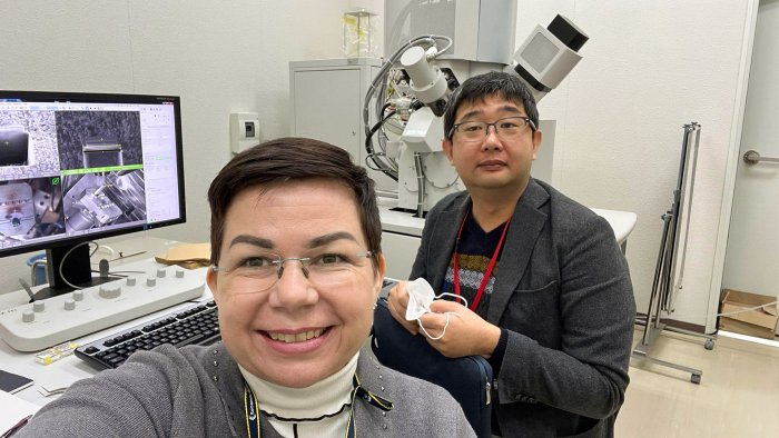 Na zdjęciu dr hab. inż. Anna Dobkowska w laboratorium podczas pobytu w Kumamoto University w Japonii