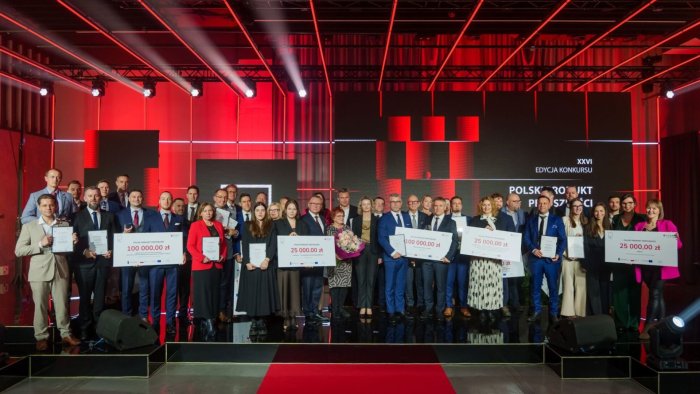 Na zdjęciu: laureaci konkursu PARP na scenie