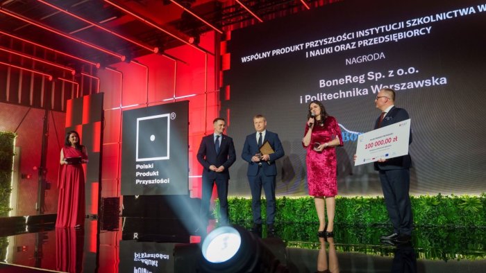 Na zdjęciu: laureaci nagrody PARP odbierają nagrodę na scenie