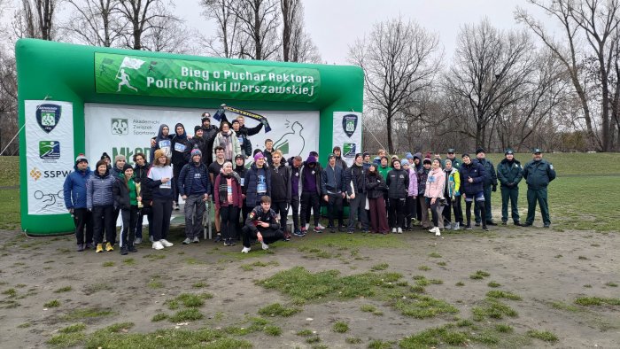 Zdjęcie zbiorowe uczestników XVII Biegu o Puchar Rektora PW