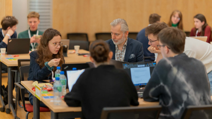 Na zdjęciu: studenci z KN MarketLab PW podczas Ideathonu