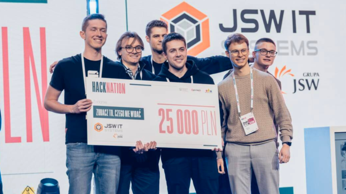 Na zdjęciu: zespoł CombAIns podczas HackNation