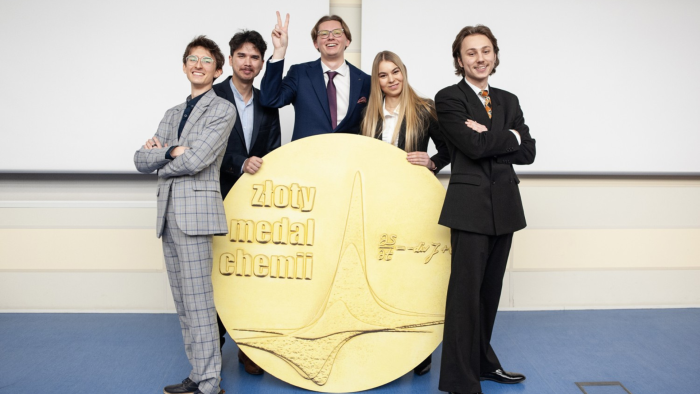 Zdjęcie przedstawia laureatów konkursu Złoty Medal Chemii 