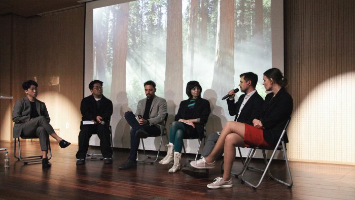 Na zdjęciu sześć osób podczas dyskusji panelowej w ramach Biennale