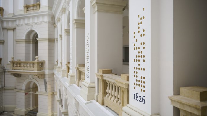 Na zdjęciu fragmenty Dużej Auli w Gmachu Głównym z datą 1826 i motywami z identyfikacji 200-lecia