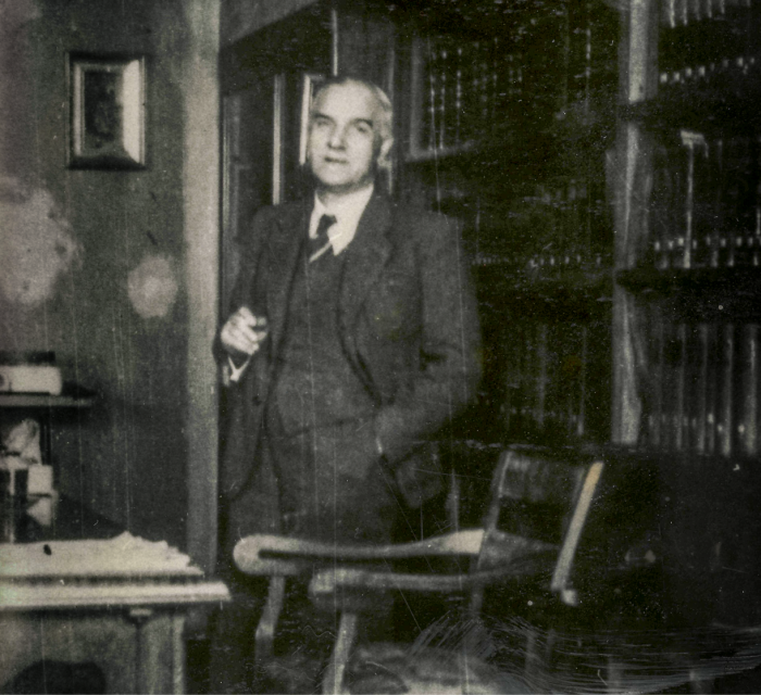 Na zdjęciu prof. Jan Czochralski w gabinecie Politechniki Warszawskiej