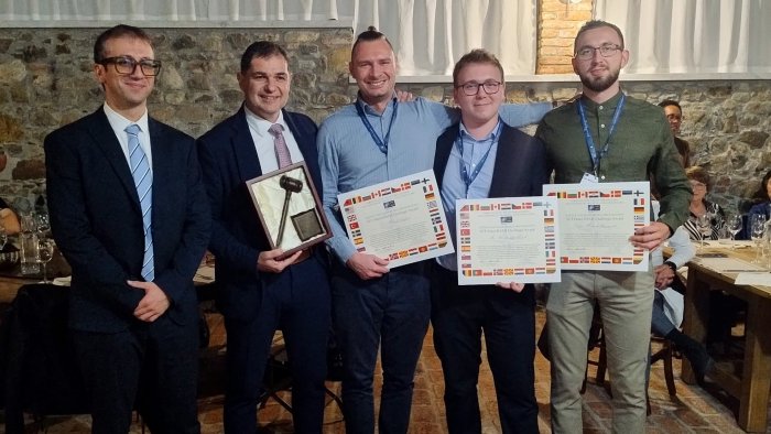 Na zdjęciu: dr inż. Michał Łepek z drużyną odbiera nagrodę NATO STO