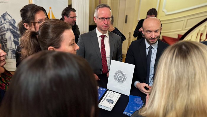 Na zdjęciu Prorektor ds. Studenckich prof. Robert Zalewski oraz Dyrektor Centrum Współpracy Międzynarodowej odpowiadają na pytania podczas misji edukacyjnej w USA