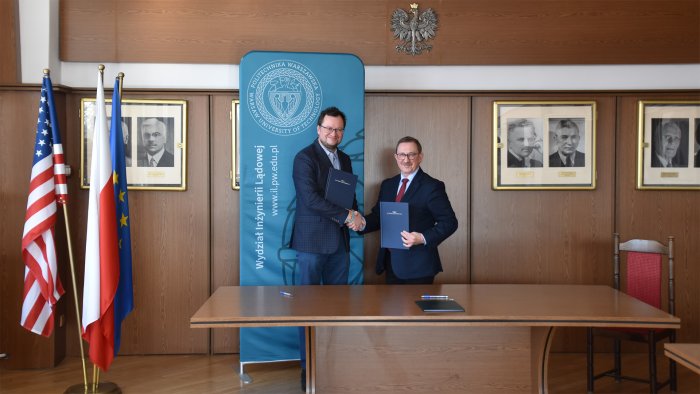 Na zdjęciu Marcin Mochocki, Członek Zarządu, Dyrektor ds. realizacji Inwestycji PKP PLK S.A. oraz prof. Andrzej Garbacz, Dziekan Wydziału Inżynierii Lądowej