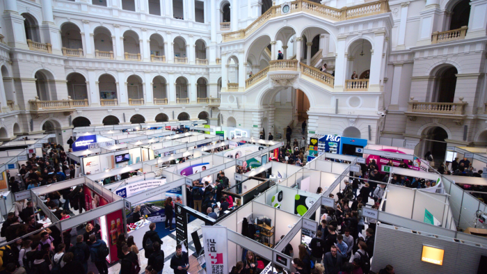 Na zdjęciu: stoiska wystawców podczas Inżynierskich Targów Pracy w Gmachu Głównym Politechniki