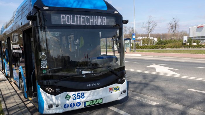 Na zdjęciu: autobus z napisem Politechnika