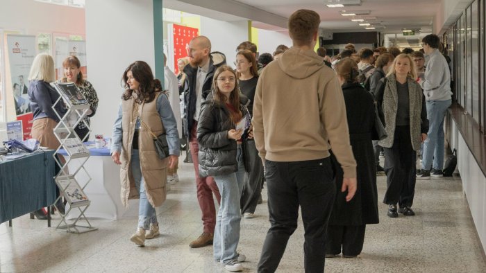 Na zdjęciu: uczestnicy targów pracy w Filii PW w Płocku