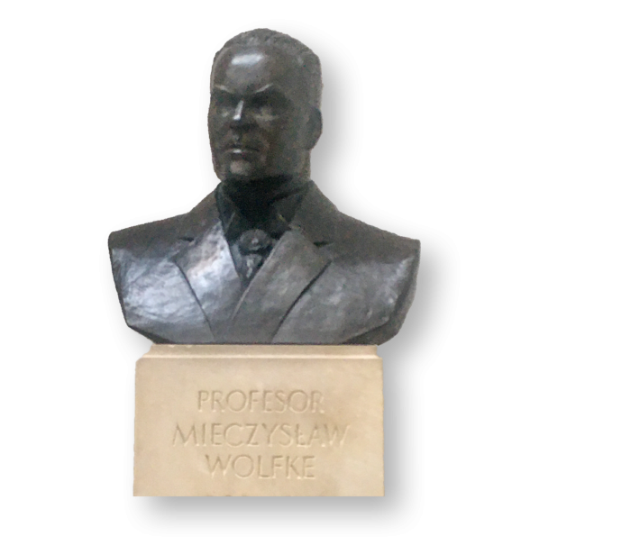 Na zdjęciu popiersie Wolfkego w Gmachu Głównym Politechniki Warszawskiej