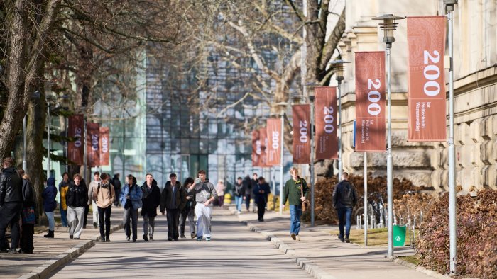Na zdjęciu kampus Politechniki Warszawskiej udekorowany na 200-lecie