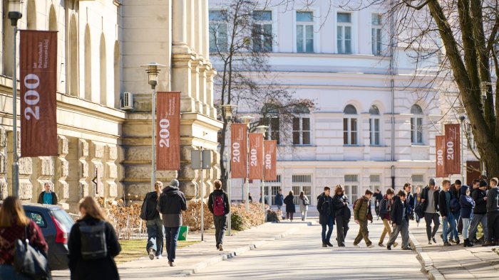 Na zdjęciu kampus Politechniki Warszawskiej udekorowany na 200-lecie