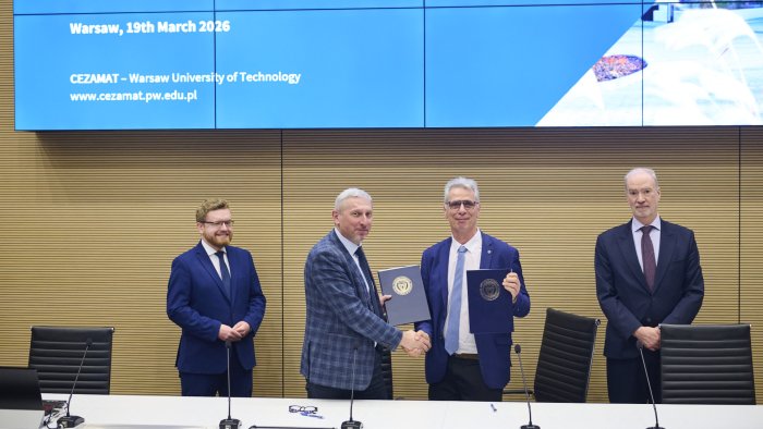 Na zdjęciu czterej stojący mężczyźni po podpisaniu porozumienia o współpracy między CEZAMAT PW a CEA-Leti 