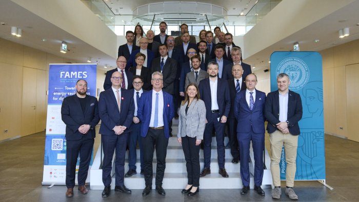 Na zdjęciu grupa osób - przedstawiciele Politechniki Warszawskiej oraz CEA-Leti 