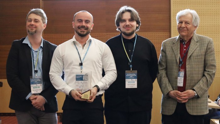 Na zdjęciu czterej mężczyźni podczas Dni Użytkowników Omega-PSIR 2026