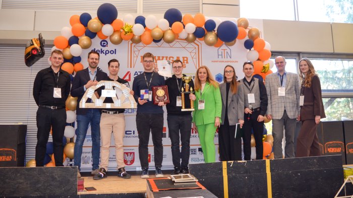 Na zdjęciu zwycięzcy dwóch kategorii w konkursie „Dźwigar w Dechę” - zespół „CRAZY FROGS” z Koła Naukowego Konstrukcji Metalowych z Politechniki Warszawskiej