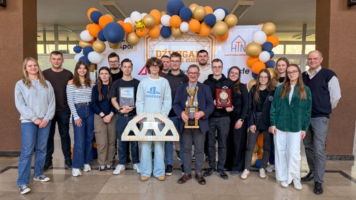 Na zdjęciu laureaci i organizatorzy konkursu „Dźwigar w Dechę”