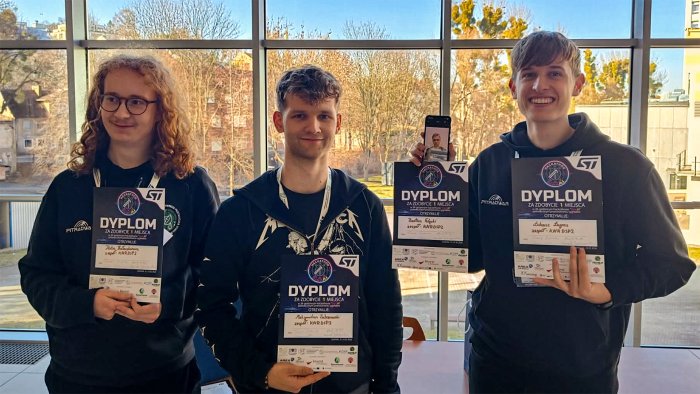 Na zdjęciu trzej studenci z Koła Naukowego Radiolokacji i Cyfrowego Przetwarzania Sygnałów