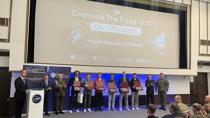 Studenci odbierają nagrody na scenie