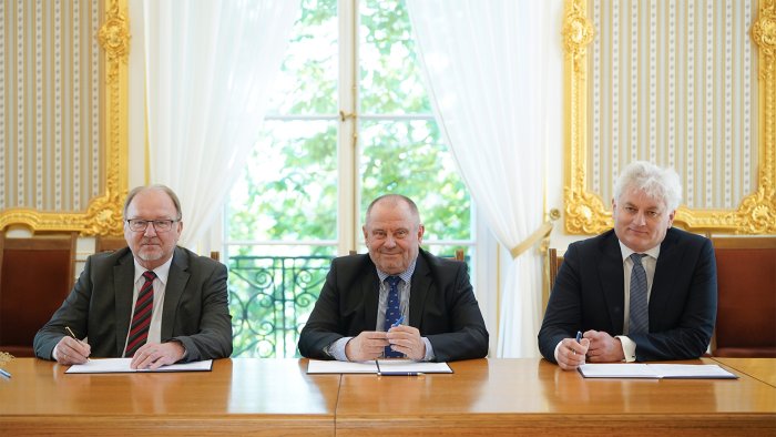 Na zdjęciu od lewej: podpisanie porozumienia o współpracy między UW, PW i IB IDEAS. Od lewej siedzą: Rektor PW prof. Krzysztof Zaremba, Rektor UW prof. Alojzy Z. Nowak, Dyrektor IB IDEAS prof. Piotr Sankowski