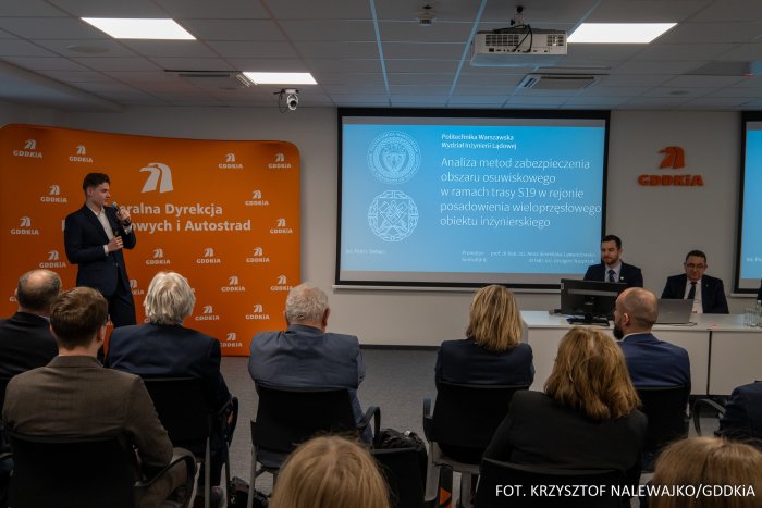 inż. Piotr Derlacz prezentuje swoją pracę dyplomową 