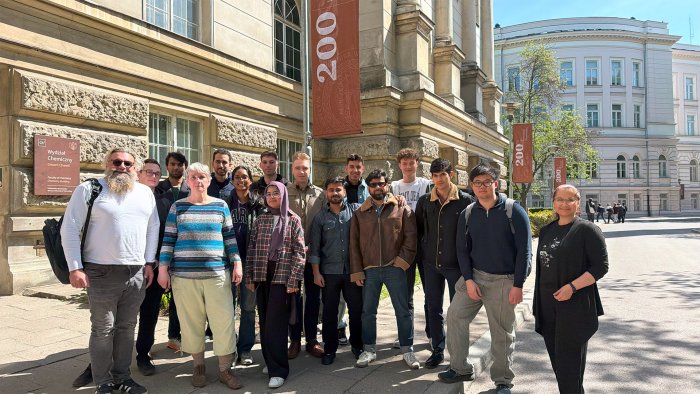 Na zdjęciu uczestnicy programu „Characterization of Modern Materials for Energy Storage” stoją przed Gmachem Chemii PW