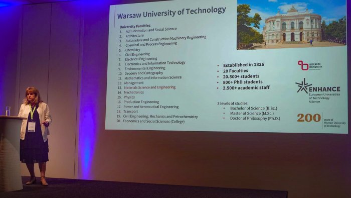Na zdjęciu prof. Anna Boczkowska podczas prezentacji „Synergies and Additional Value Through Interdisciplinary and International Cooperation of Universities of Technology”