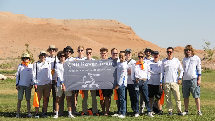 Na zdjęciu grupa studentów z KNR Rover Team na zawodach University Rover Challenge