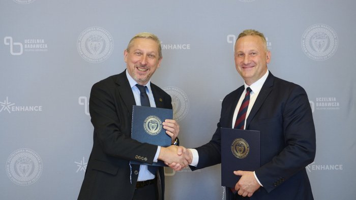 Na zdjęciu Prorektor PW ds. Nauki prof. Mariusz Malinowski oraz Prorektor WUM ds. Nauki i Transferu Technologii prof. Marcin Sobczak 
