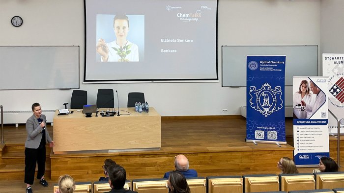 Na zdjęciu Elżbieta Senkara podczas prezentacji w auli. W tle ekran