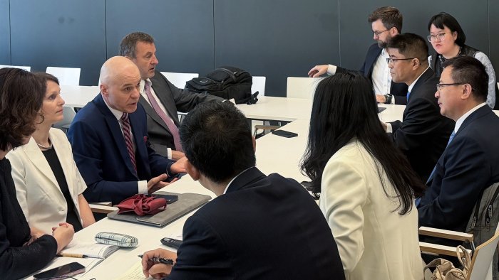 Na zdjęciu widać grupę ludzi rozmawiających między sobą 