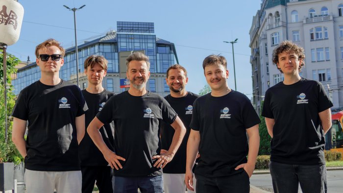 Na zdjęciu sześciu mężczyzn - zespół Brave Mind Fighters. Mężczyźni stoją na ulicy