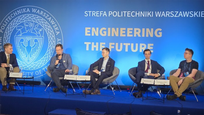 Na zdjęciu uczestnicy debaty eksperckiej w Strefie Politechniki Warszawskiej podczas Forum Ekonomicznego w Karpaczu pt. „Agenci AI nie muszą spać. Nowi, lepsi pracownicy przyszłości?”