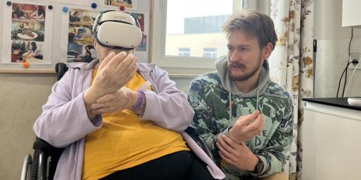 Zdjęcie Krzysztofa Popielskiego i jednej z pacjentek, która testuje aplikację, mając na głowie gogle VR